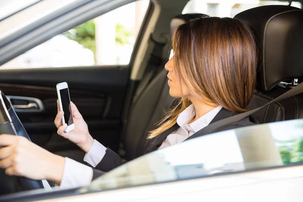 Businesswoman texting and driving — Stock Photo, Image