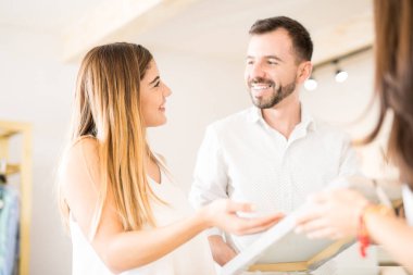 genç bir çift alışveriş