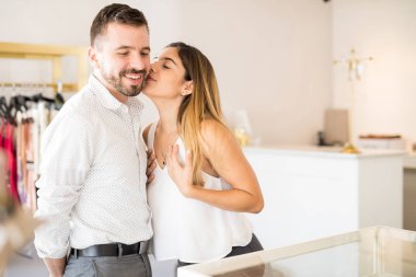 genç bir çift alışveriş