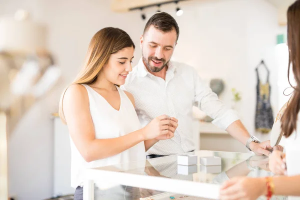 Casal jovem compras — Fotografia de Stock