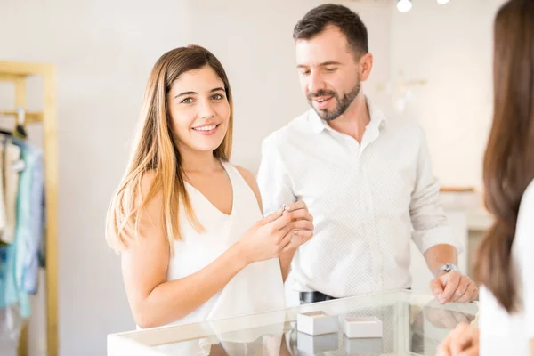 Casal jovem compras — Fotografia de Stock