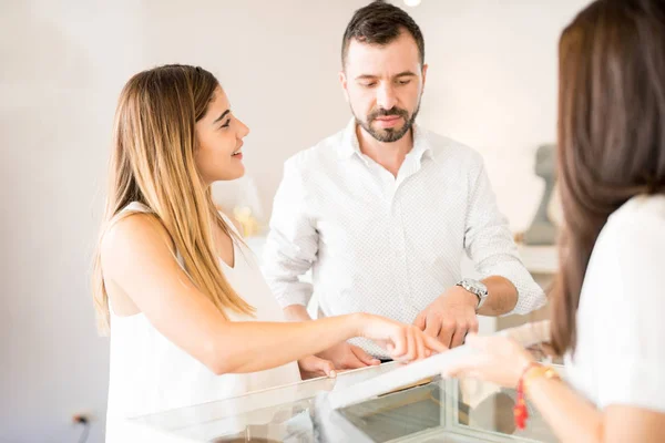 Jeune couple shopping — Photo