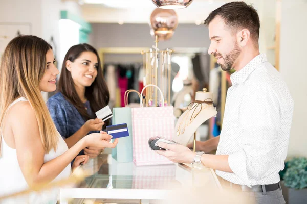 Mulheres bonitas compras — Fotografia de Stock