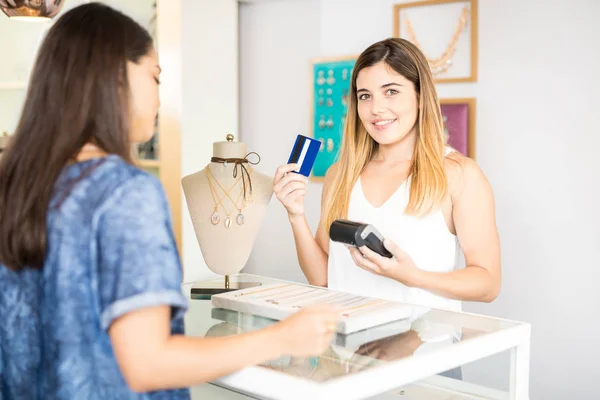 Vrouw kopen van sieraden — Stockfoto