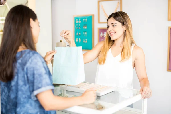 Mulher comprando jóias — Fotografia de Stock