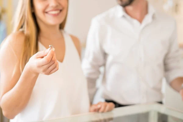 Junges Paar beim Einkaufen — Stockfoto