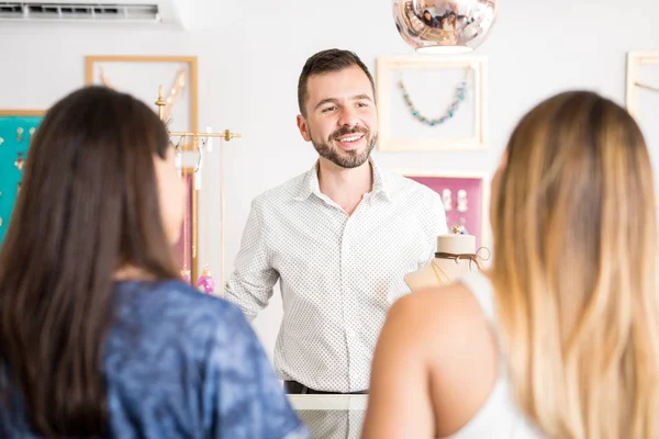 Mulheres bonitas compras — Fotografia de Stock