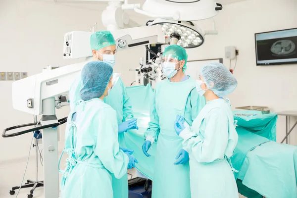 Surgeons  making a plan — Stock Photo, Image