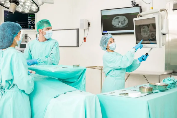 Лікарі дивляться деякі рентгенівські промені — стокове фото