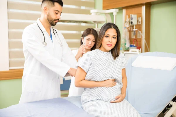 Беременная женщина сидит — стоковое фото