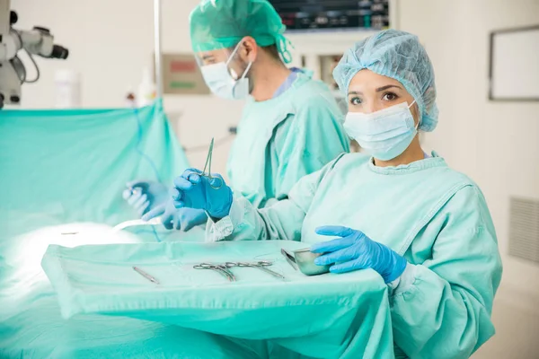 Χειρουργός χειρίζεται κάποια όργανα — Φωτογραφία Αρχείου