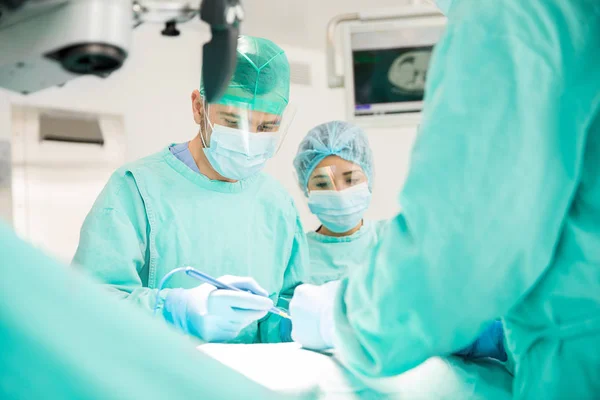 Mannelijke chirurg cauterizing sommige wonden — Stockfoto