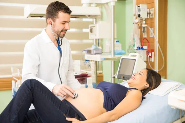 Dokter onderzoekt een zwangere patiënt — Stockfoto