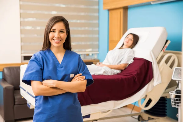 Nurse taking care of a woman — Stock Photo, Image