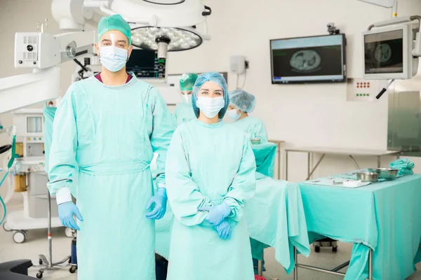 Cirurgiões em pé em frente à sala de cirurgia — Fotografia de Stock