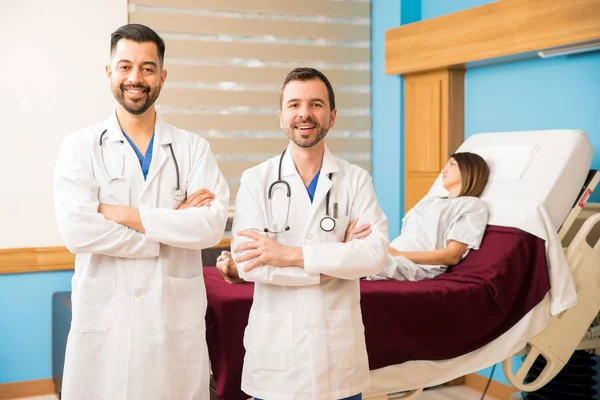 Jovens médicos com braços cruzados — Fotografia de Stock