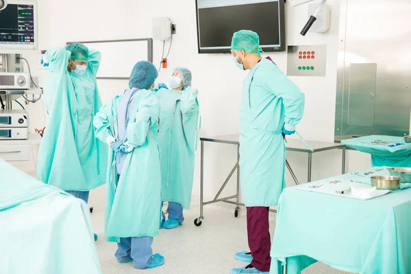 Doctors getting dressed — Stock Photo, Image