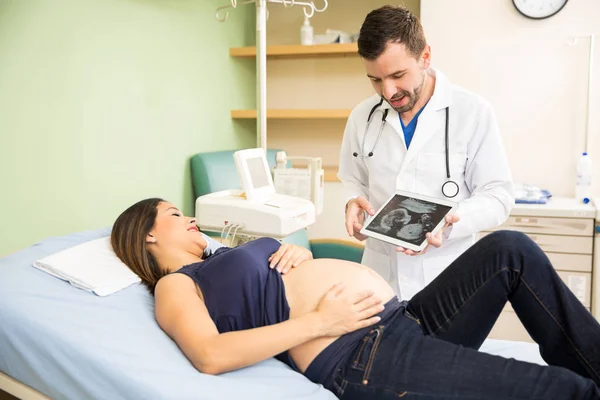 Doctor using a tablet computer — Stock Photo, Image