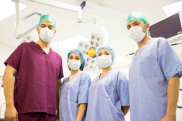 Cirurgiões a olhar para dentro da sala de operações — Fotografia de Stock