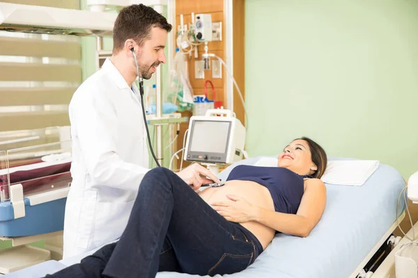 Красивая беременная женщина лежит — стоковое фото