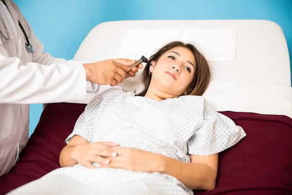 Mujer acostada en una cama de hospital — Foto de Stock