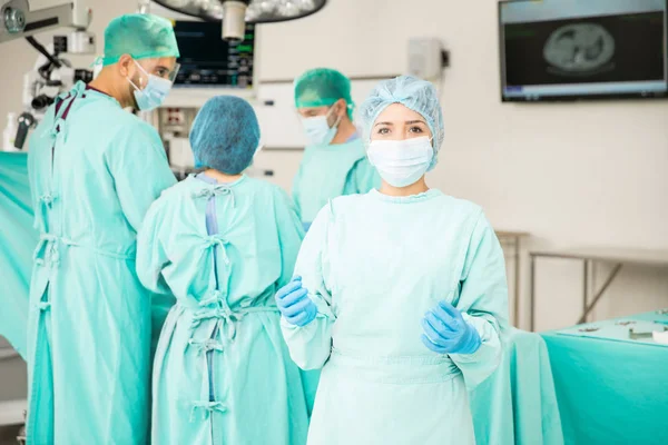 Médica em uma sala de cirurgia — Fotografia de Stock