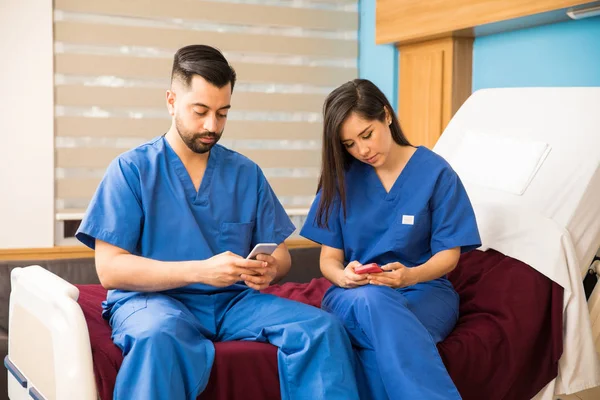 Krankenschwestern nutzen ihre Smartphones — Stockfoto