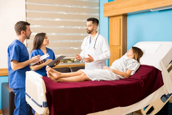Doctor explaining patient's condition — Stock Photo, Image