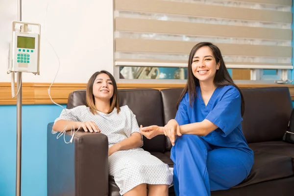 Perawat duduk dengan pasien — Stok Foto