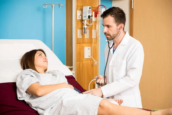 Doctor examining a female patient — Stock Photo, Image