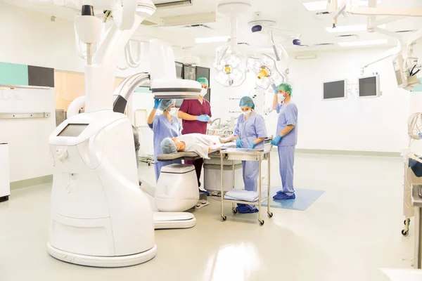 Team of doctors preparing a patient — Stock Photo, Image