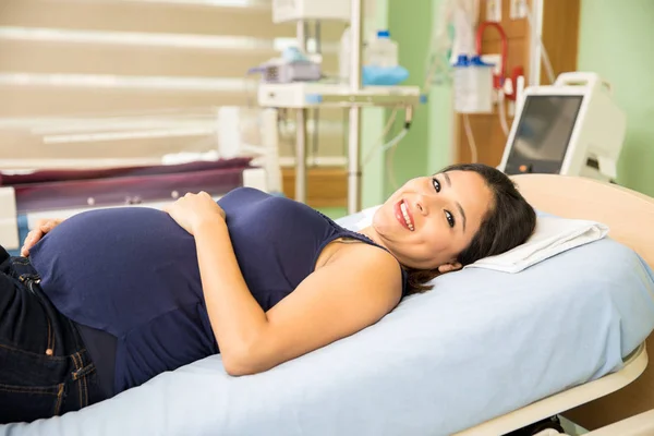 Mulher esperando em uma cama de hospital — Fotografia de Stock