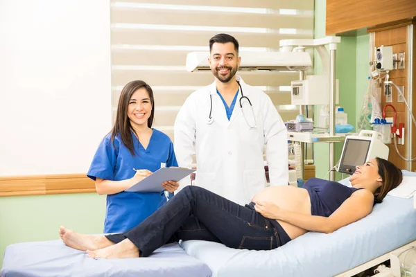 Doctor and  nurse checking on  woman — Stock Photo, Image