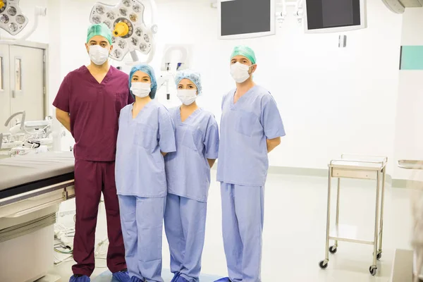 Молодые хирурги готовятся к работе — стоковое фото