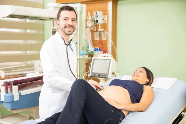 Obgyn examinando uma mulher grávida — Fotografia de Stock