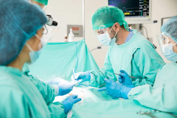 Αρσενικό χειρουργός εργάζονται προσεκτικά — Φωτογραφία Αρχείου