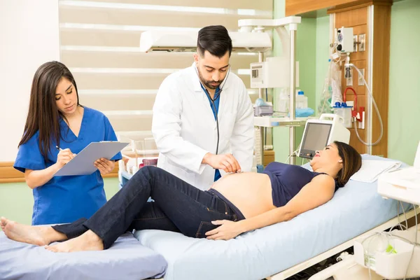 Médico y una linda enfermera haciendo rondas — Foto de Stock