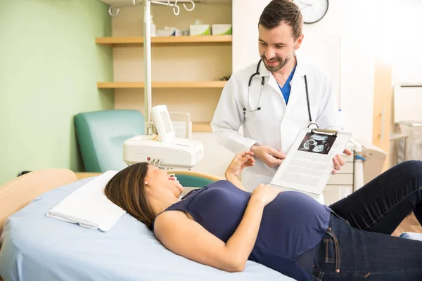Doctor showing ultrasound to patient — Stock Photo, Image