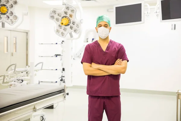 Привлекательный молодой хирург ждет — стоковое фото