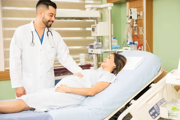 Doctor checking up on a pregnant woman — Stock Photo, Image