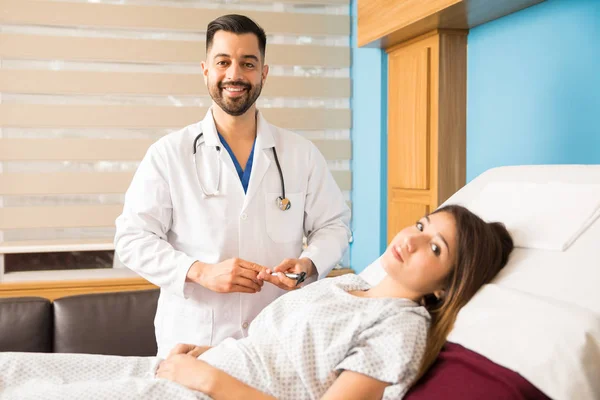 Médico segurando um otoscópio — Fotografia de Stock