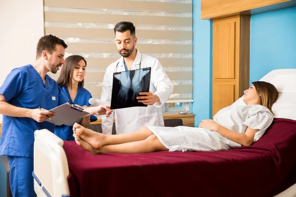 Interns looking at the x-rays — Stock Photo, Image