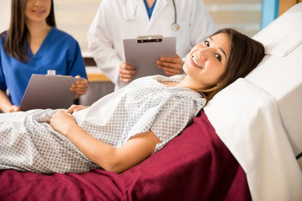 Woman recovering in a hospital bed — Stock Photo, Image