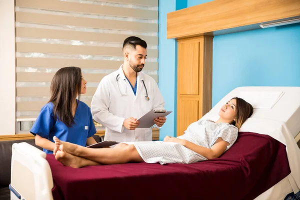 Médico y enfermera haciendo rondas — Foto de Stock