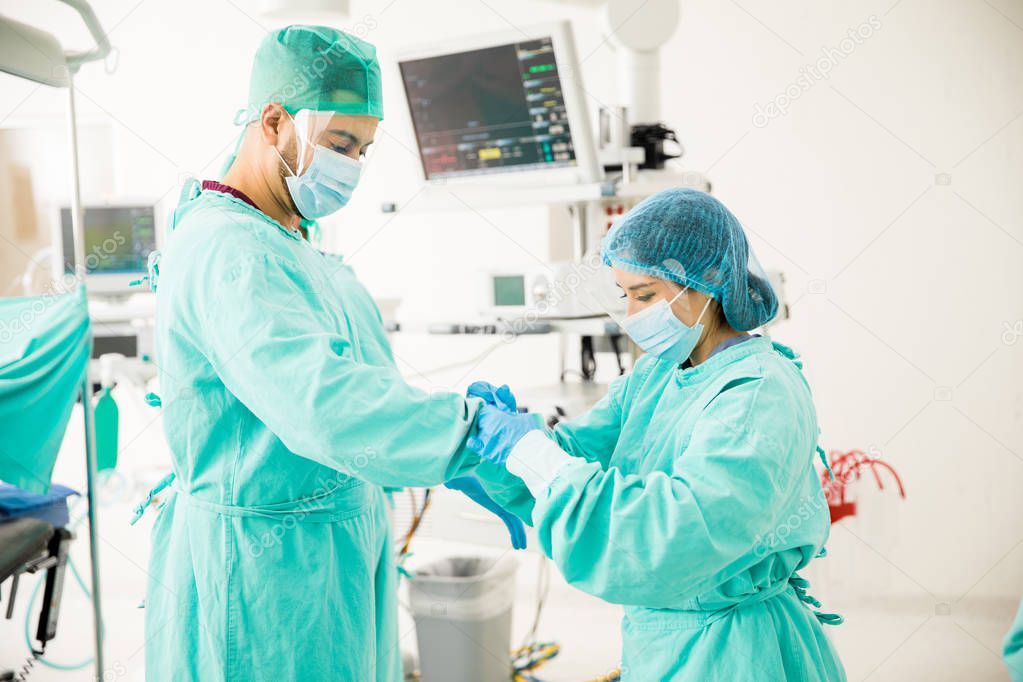 medical assistant helping a surgeon