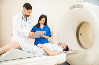 Doktorlar hasta ile tarayıcı yakınındaki birkaç
