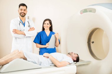 Doktorlar hasta ile tarayıcı yakınındaki birkaç