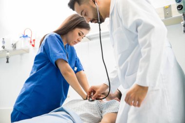 Kalp masajı için hasta veren doktorlar