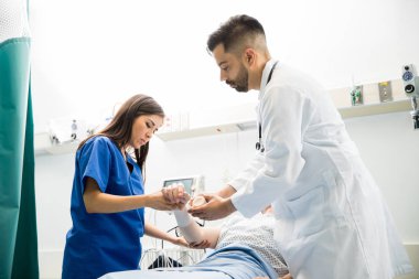 Doktorlar hasta kol sarmak