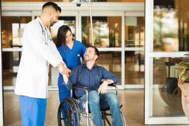 Doktor ve hasta tekerlekli sandalyeye mahkum
